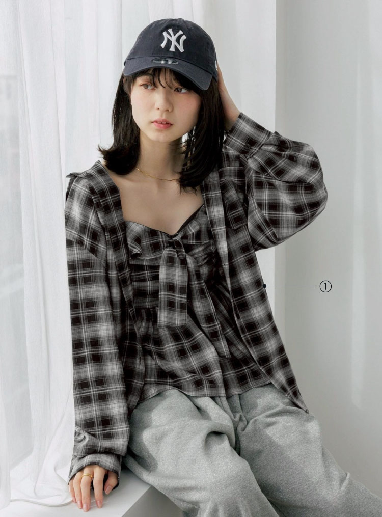 チェックシャツチェックビスチェのコーディネート