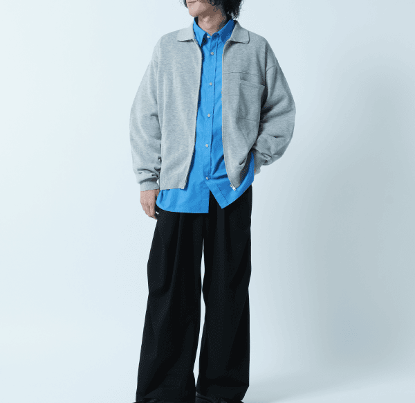 シャツニット×シャツのトレンドレイヤードスタイル